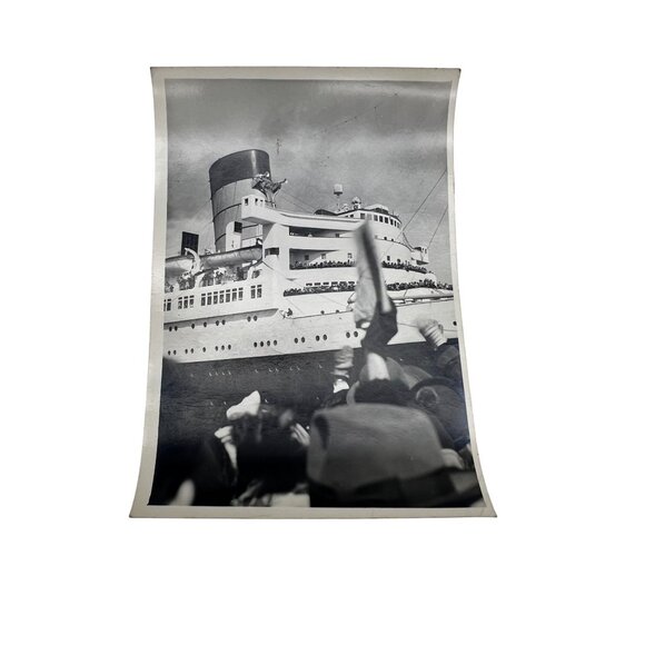 6 Snapshot Photos RMS Queen Mary NYC Crowds & Tugs, c.1948–55, 3.5"x5" Lot - Picture 5 of 8